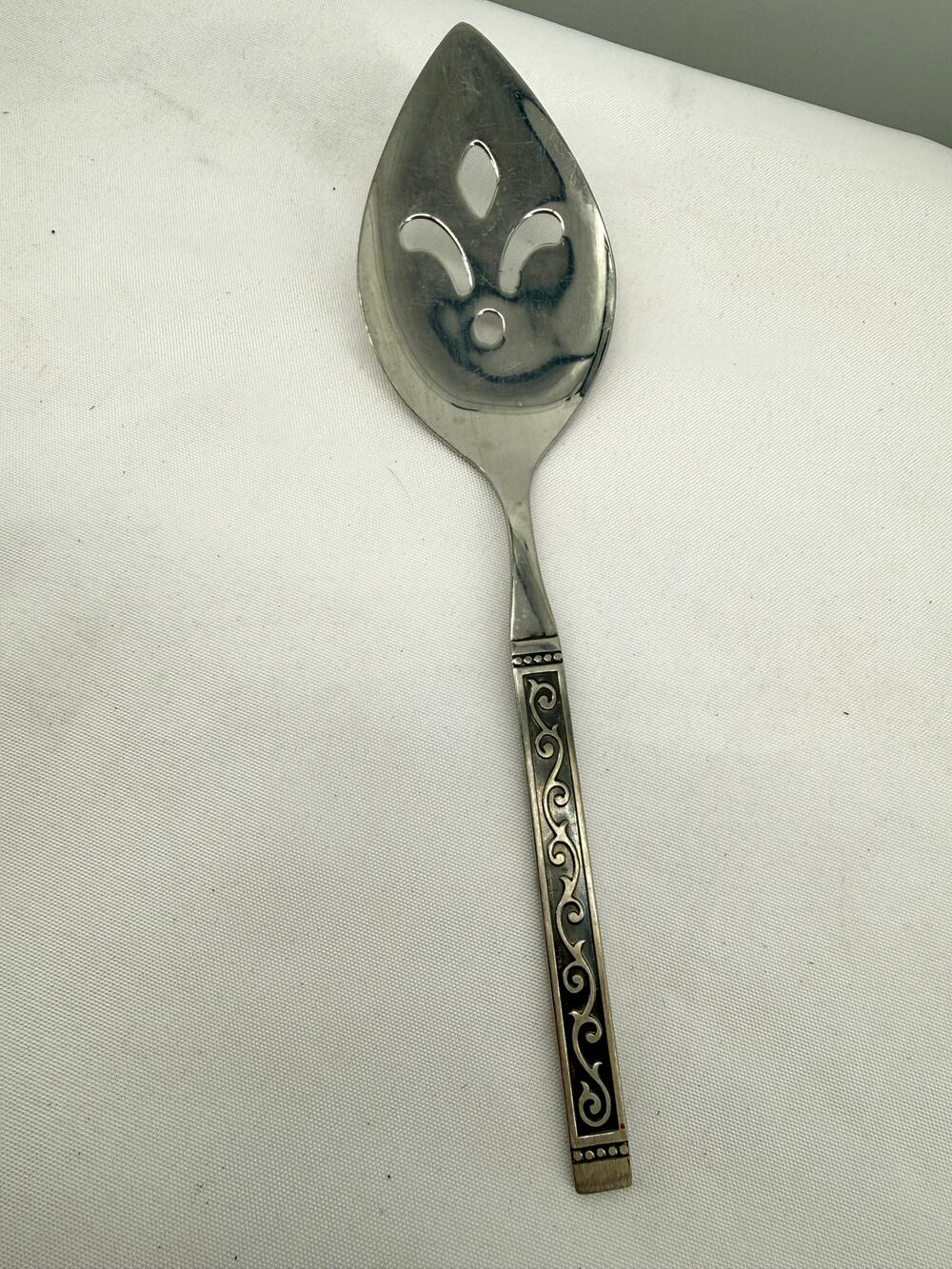 Oneida 1881 Rogers Spanish Court Stainless Flat Server Pierced Serving Utensil
